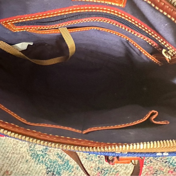 Dooney and Burke handbag with crossbody strap. Matching wallet . Leather. - Picture 3 of 10